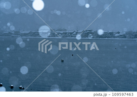 湖北の滋賀県高島市マキノ町海津浜の雪降る古い集落を撮影 湖北の滋賀県高島市マキノ町海津浜の雪降る古い集落を撮影 109597463