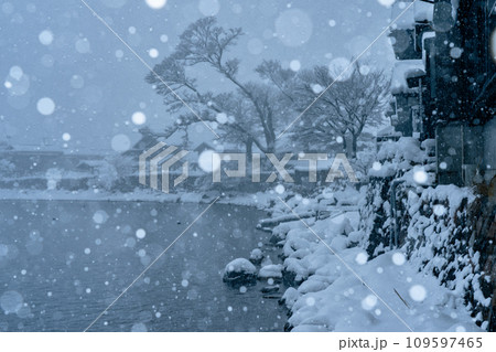 湖北の滋賀県高島市マキノ町海津浜の雪降る古い集落を撮影 109597465