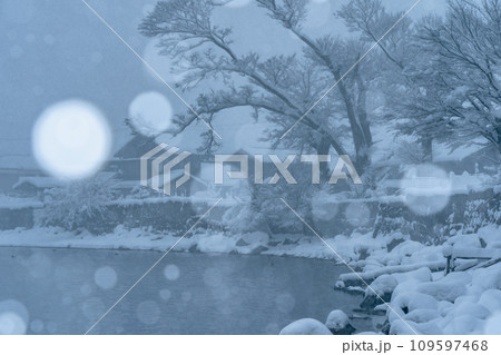 湖北の滋賀県高島市マキノ町海津浜の雪降る古い集落を撮影 湖北の滋賀県高島市マキノ町海津浜の雪降る古い集落を撮影 109597468
