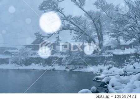 湖北の滋賀県高島市マキノ町海津浜の雪降る古い集落を撮影 109597471
