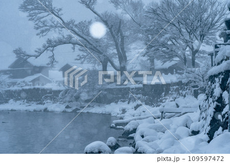 湖北の滋賀県高島市マキノ町海津浜の雪降る古い集落を撮影 109597472