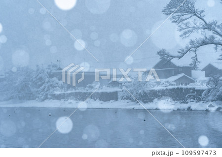 湖北の滋賀県高島市マキノ町海津浜の雪降る古い集落を撮影 109597473