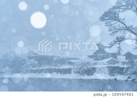 湖北の滋賀県高島市マキノ町海津浜の雪降る古い集落を撮影 湖北の滋賀県高島市マキノ町海津浜の雪降る古い集落を撮影 109597481
