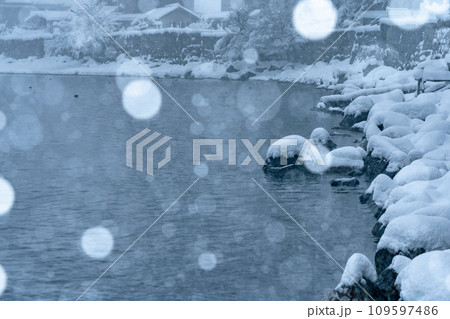 湖北の滋賀県高島市マキノ町海津浜の雪降る古い集落を撮影 湖北の滋賀県高島市マキノ町海津浜の雪降る古い集落を撮影 109597486