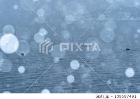 湖北の滋賀県高島市マキノ町海津浜の雪降る古い集落を撮影 湖北の滋賀県高島市マキノ町海津浜の雪降る古い集落を撮影 109597491