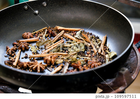 spices in a pan spices in a pan 109597511
