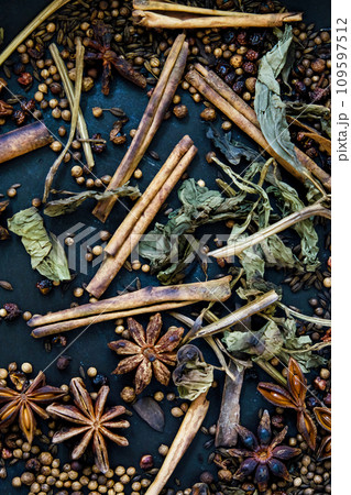 spices in a pan spices in a pan 109597512