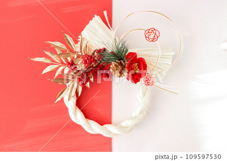 おしゃれなしめ縄飾りのある正月イメージ_紅白背景 109597530