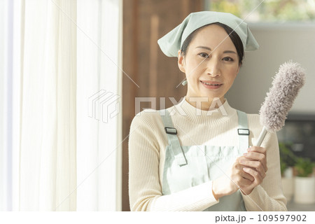 エプロン姿の女性 109597902