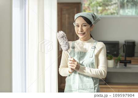 エプロン姿の女性 109597904