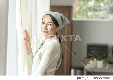 エプロン姿の女性 109597906