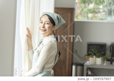 エプロン姿の女性 109597907
