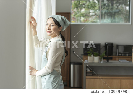 エプロン姿の女性 109597909