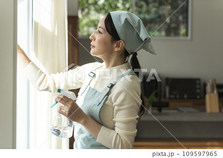 エプロン姿の女性 109597965