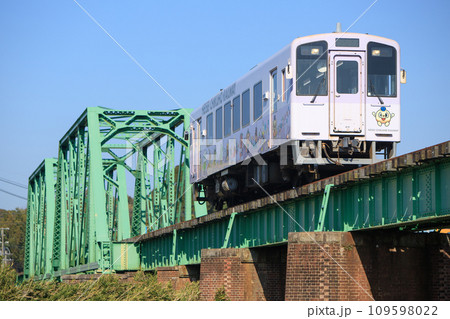 嘉麻川橋梁を渡る「つながる号」（平成筑豊鉄道　400形410号） 109598022