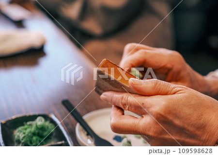【#そば】山葵と鮫肌おろしを使う手もと 【#そば】山葵と鮫肌おろしを使う手もと 109598628