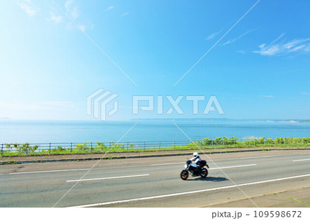 北海道　青空と海沿いの道を走るバイク 109598672