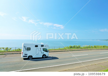 北海道　青空と海沿いの道を走るキャンピングカー 109598679
