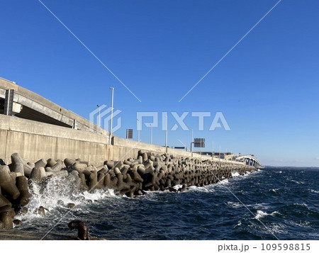東京湾アクアライン海ほたる_南側船舶接岸施設から見上げる海ほたる 109598815