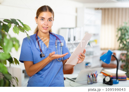 Female doctor standing in hall of clinic 109599043