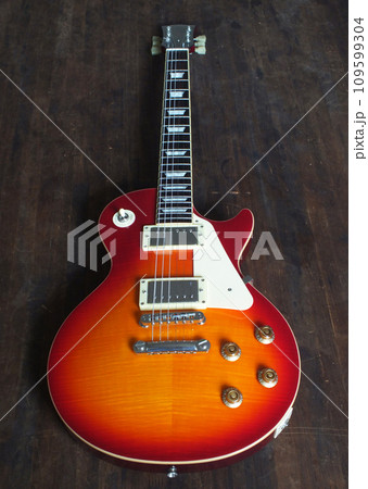 サンバーストのエレキギター 109599304