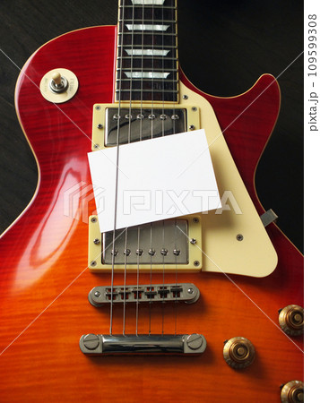 メッセージカードとエレキギター 109599308