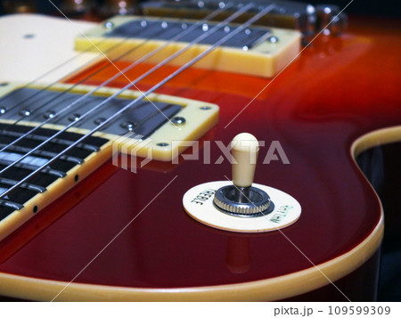 サンバーストのエレキギター 109599309