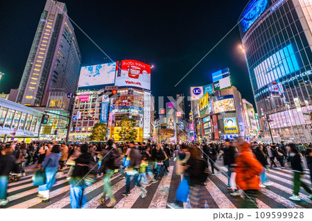 日本の東京都市景観 師走の慌ただしさ…賑わう渋谷。光と闇の交錯…叡智の時代、新年に希望の光を…＝9日 109599928