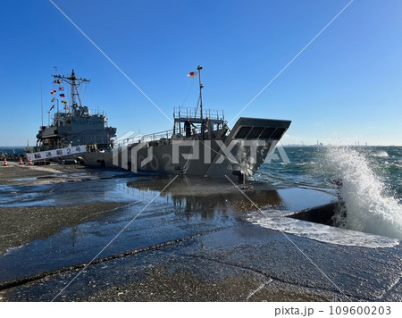 千葉県誕生百五十周年記念スペシャルデイ_海上自衛輸送艇二号_艦艇一般公開 109600203