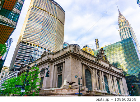 ニューヨークのグランドセントラル駅とクライスラービル ニューヨークのグランドセントラル駅とクライスラービル 109600259