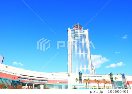 大阪府大阪市、大阪府咲洲庁舎とアジア太平洋トレードセンターの風景 109600401