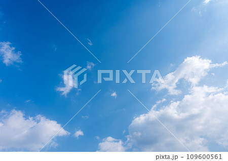 青空に流れる白い雲 109600561