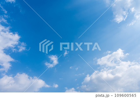 青空に流れる白い雲 青空に流れる白い雲 109600565