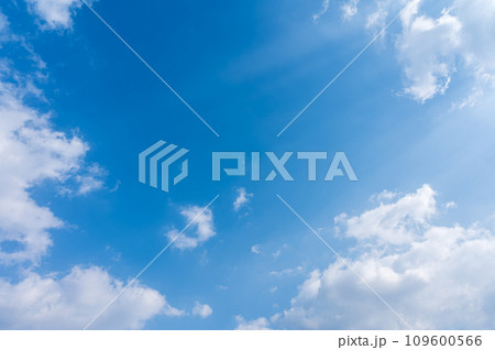 青空に流れる白い雲 青空に流れる白い雲 109600566
