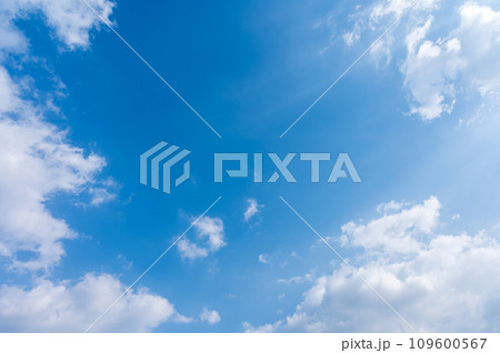 青空に流れる白い雲 青空に流れる白い雲 109600567