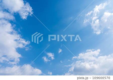 青空に流れる白い雲 青空に流れる白い雲 109600570