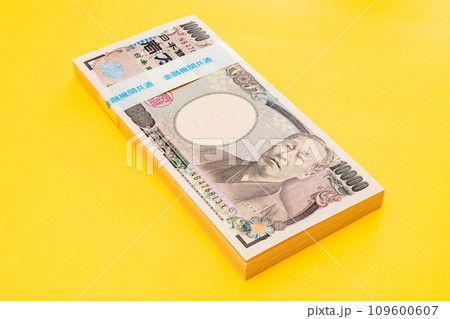 100万円の札束　一万円札　黄色背景 109600607