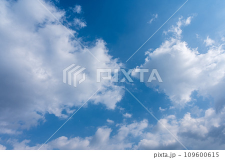 青空に流れる白い雲 青空に流れる白い雲 109600615