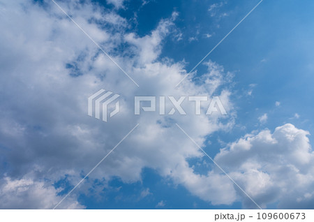 青空に流れる白い雲 青空に流れる白い雲 109600673