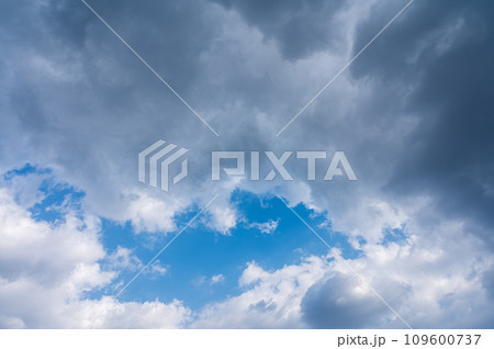 青空に流れる白い雲 109600737