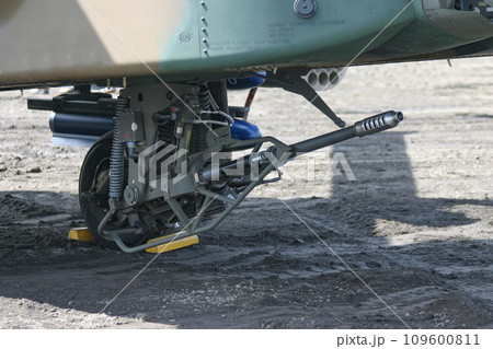 陸上自衛隊 戦闘ヘリコプターの機関砲 109600811