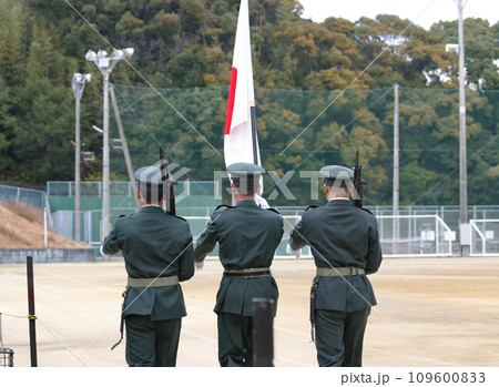 行進する陸上自衛隊の旗手と旗衛隊員 行進する陸上自衛隊の旗手と旗衛隊員 109600833