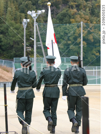 行進する陸上自衛隊の旗手と旗衛隊員 109600835