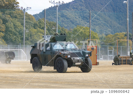 訓練展示に参加する陸上自衛隊の軽装甲機動車 訓練展示に参加する陸上自衛隊の軽装甲機動車 109600842