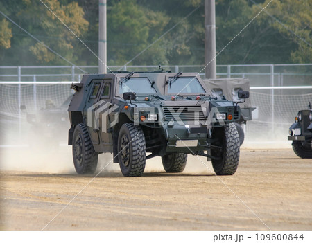 訓練展示に参加する陸上自衛隊の軽装甲機動車 109600844