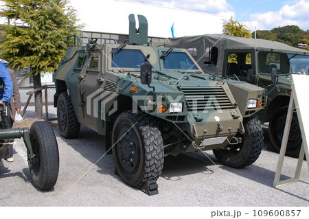 展示される陸上自衛隊の軽装甲機動車 109600857