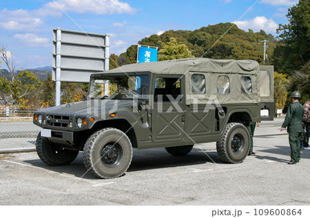 展示される陸上自衛隊の高機動車 109600864