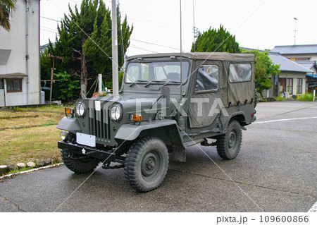 駐車中の陸上自衛隊小型トラック 駐車中の陸上自衛隊小型トラック 109600866