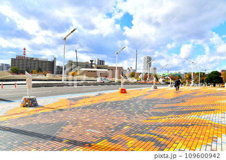 中の橋(太陽の橋)/紫川より勝山公園方面を望む(福岡県北九州市)【2023.12】 中の橋(太陽の橋)/紫川より勝山公園方面を望む(福岡県北九州市)【2023.12】 109600942
