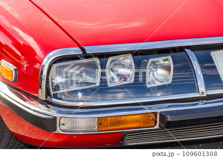 古い自動車のヘッドライト　Headlight of the old car 109601308
